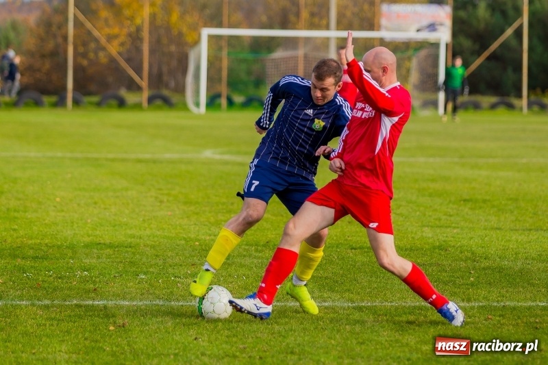 Zdjęcie w galerii na portalu naszraciborz.pl: Samobójcze trafienie i czerwona kartka. LKS Buk Rudy wywiózł punkty z Kobyli wiadomości z regionu