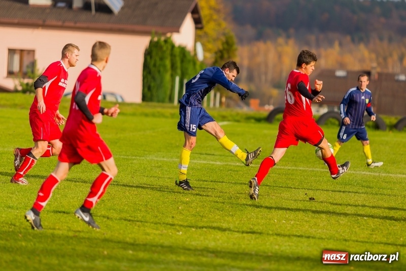 Zdjęcie w galerii na portalu naszraciborz.pl: Samobójcze trafienie i czerwona kartka. LKS Buk Rudy wywiózł punkty z Kobyli wiadomości z regionu