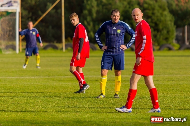 Zdjęcie w galerii na portalu naszraciborz.pl: Samobójcze trafienie i czerwona kartka. LKS Buk Rudy wywiózł punkty z Kobyli wiadomości z regionu