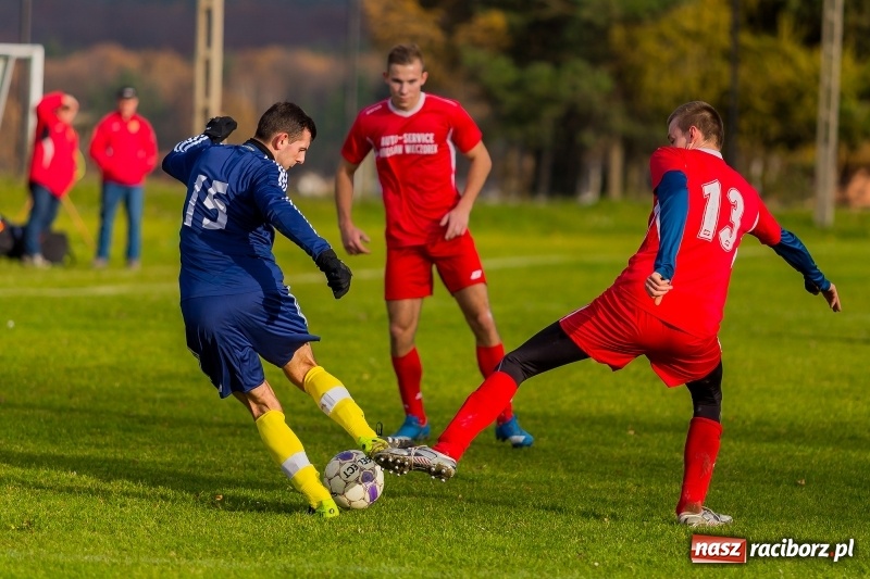 Zdjęcie w galerii na portalu naszraciborz.pl: Samobójcze trafienie i czerwona kartka. LKS Buk Rudy wywiózł punkty z Kobyli wiadomości z regionu