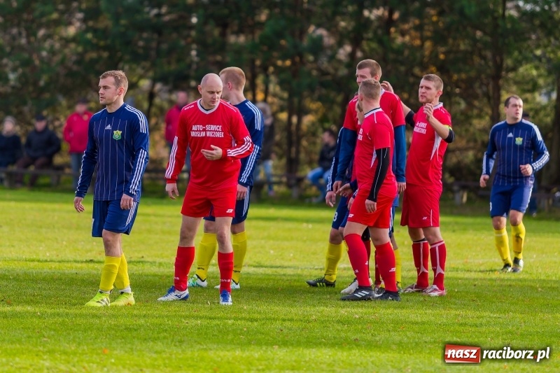 Zdjęcie w galerii na portalu naszraciborz.pl: Samobójcze trafienie i czerwona kartka. LKS Buk Rudy wywiózł punkty z Kobyli wiadomości z regionu