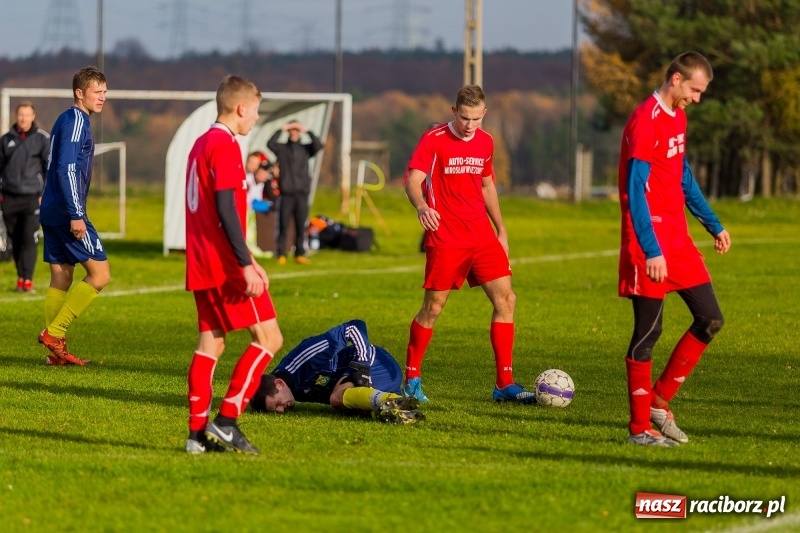 Zdjęcie w galerii na portalu naszraciborz.pl: Samobójcze trafienie i czerwona kartka. LKS Buk Rudy wywiózł punkty z Kobyli wiadomości z regionu