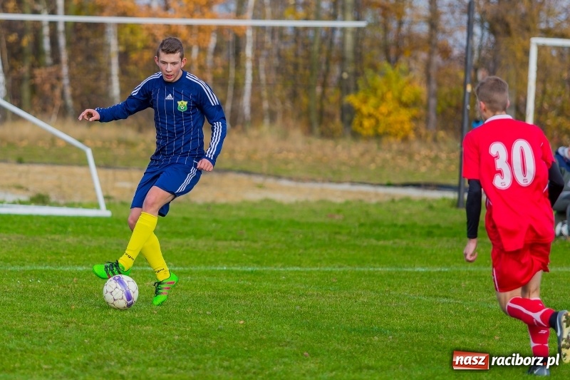 Zdjęcie w galerii na portalu naszraciborz.pl: Samobójcze trafienie i czerwona kartka. LKS Buk Rudy wywiózł punkty z Kobyli wiadomości z regionu