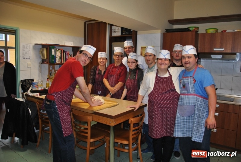 Zdjęcie w galerii na portalu naszraciborz.pl: Zajęcia kulinarne w Warsztacie Terapii Zajęciowej wiadomości z regionu