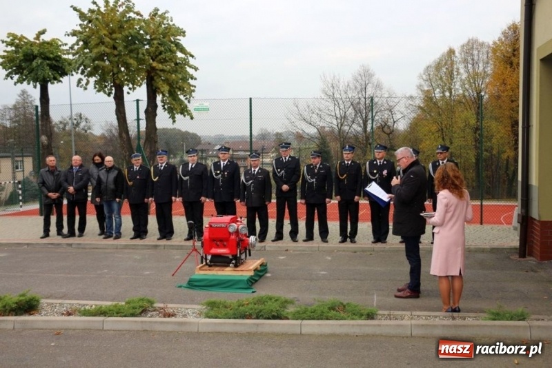 Zdjęcie w galerii na portalu naszraciborz.pl: Ochotnicza Straż Pożarna w Rzuchowie ma nową motopompę wiadomości z regionu