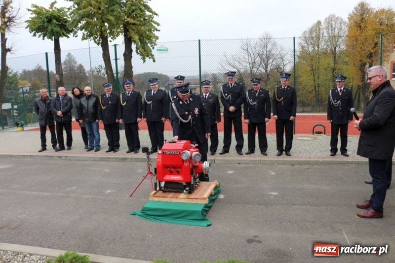 Zdjęcie w galerii na portalu naszraciborz.pl: Ochotnicza Straż Pożarna w Rzuchowie ma nową motopompę wiadomości z regionu