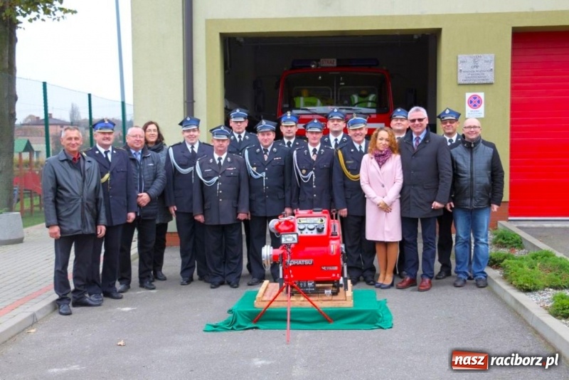 Zdjęcie w galerii na portalu naszraciborz.pl: Ochotnicza Straż Pożarna w Rzuchowie ma nową motopompę wiadomości z regionu