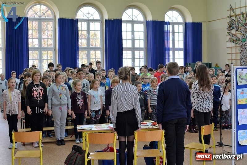 Zdjęcie w galerii na portalu naszraciborz.pl: Wolność kocham i rozumiem, czyli Narodowe Święto Niepodległości w SP4 wiadomości z regionu