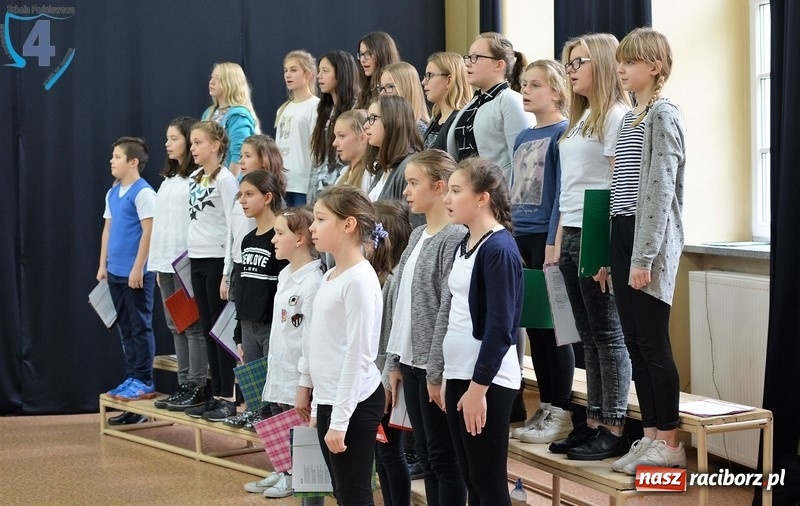 Zdjęcie w galerii na portalu naszraciborz.pl: Wolność kocham i rozumiem, czyli Narodowe Święto Niepodległości w SP4 wiadomości z regionu