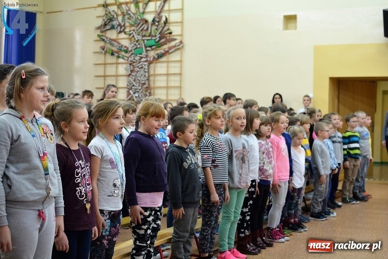 Zdjęcie w galerii na portalu naszraciborz.pl: Wolność kocham i rozumiem, czyli Narodowe Święto Niepodległości w SP4 wiadomości z regionu