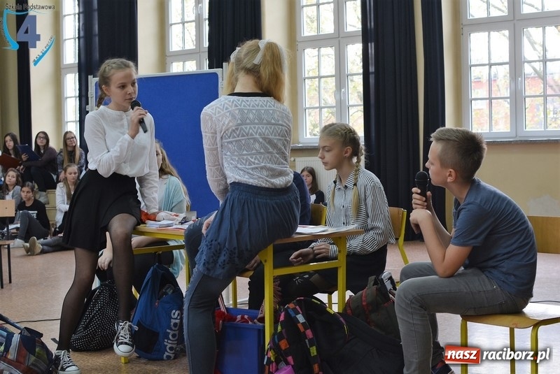 Zdjęcie w galerii na portalu naszraciborz.pl: Wolność kocham i rozumiem, czyli Narodowe Święto Niepodległości w SP4 wiadomości z regionu