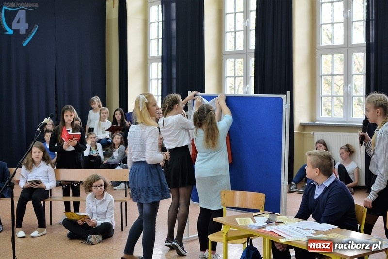 Zdjęcie w galerii na portalu naszraciborz.pl: Wolność kocham i rozumiem, czyli Narodowe Święto Niepodległości w SP4 wiadomości z regionu