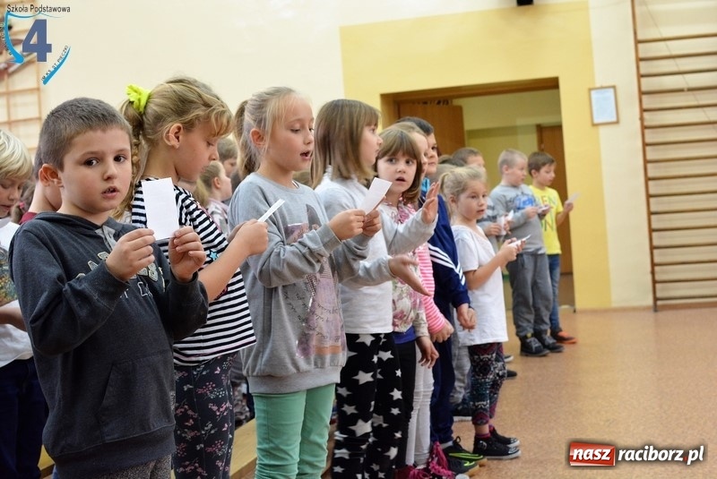 Zdjęcie w galerii na portalu naszraciborz.pl: Wolność kocham i rozumiem, czyli Narodowe Święto Niepodległości w SP4 wiadomości z regionu