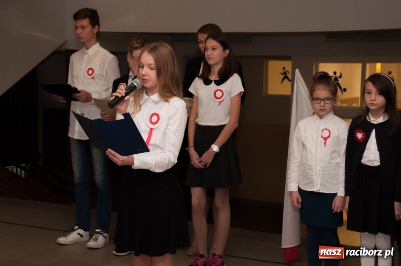 Zdjęcie w galerii na portalu naszraciborz.pl: Uwięziony ptak nie śpiewa… Uczniowie SP18 obchodzili Narodowe Święto Niepodległości wiadomości z regionu