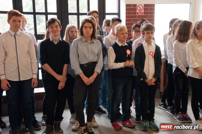 Zdjęcie w galerii na portalu naszraciborz.pl: Uwięziony ptak nie śpiewa… Uczniowie SP18 obchodzili Narodowe Święto Niepodległości wiadomości z regionu