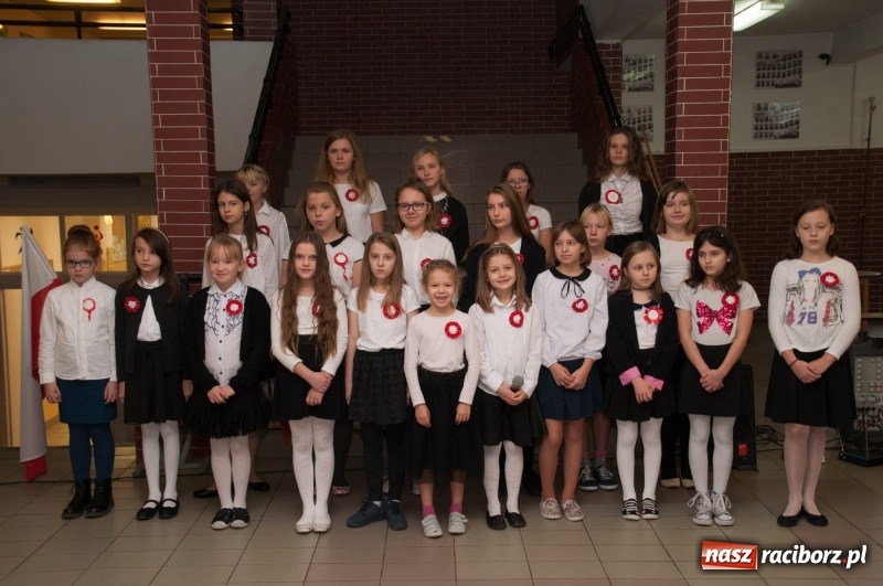 Zdjęcie w galerii na portalu naszraciborz.pl: Uwięziony ptak nie śpiewa… Uczniowie SP18 obchodzili Narodowe Święto Niepodległości wiadomości z regionu