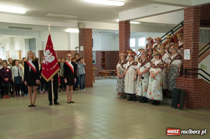 Zdjęcie w galerii na portalu naszraciborz.pl: Uwięziony ptak nie śpiewa… Uczniowie SP18 obchodzili Narodowe Święto Niepodległości wiadomości z regionu