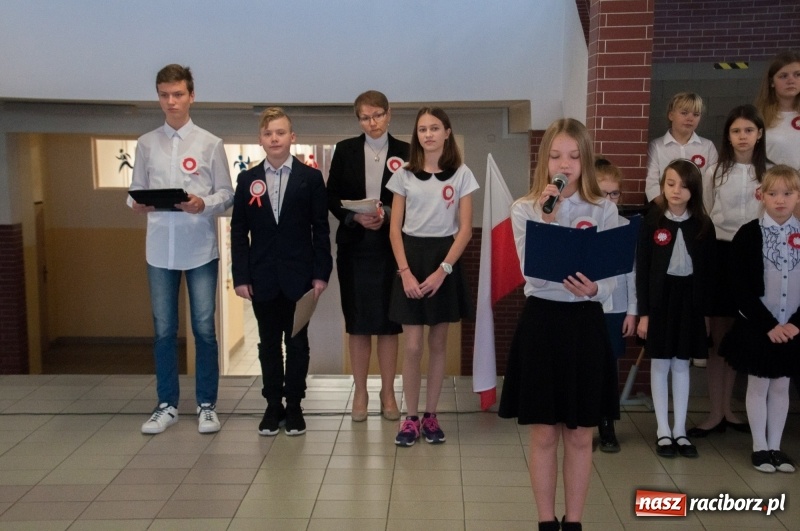 Zdjęcie w galerii na portalu naszraciborz.pl: Uwięziony ptak nie śpiewa… Uczniowie SP18 obchodzili Narodowe Święto Niepodległości wiadomości z regionu