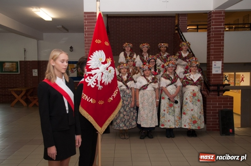 Zdjęcie w galerii na portalu naszraciborz.pl: Uwięziony ptak nie śpiewa… Uczniowie SP18 obchodzili Narodowe Święto Niepodległości wiadomości z regionu