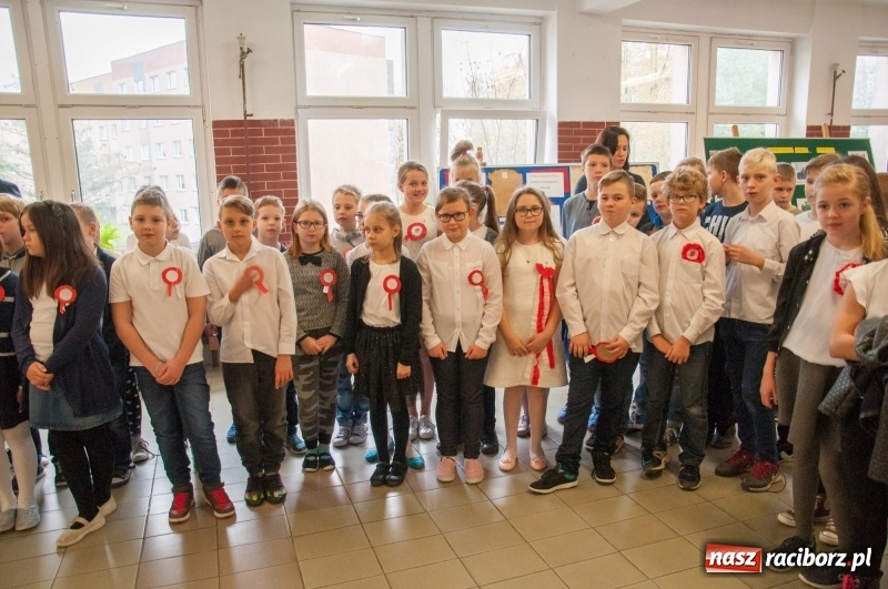 Zdjęcie w galerii na portalu naszraciborz.pl: Uwięziony ptak nie śpiewa… Uczniowie SP18 obchodzili Narodowe Święto Niepodległości wiadomości z regionu
