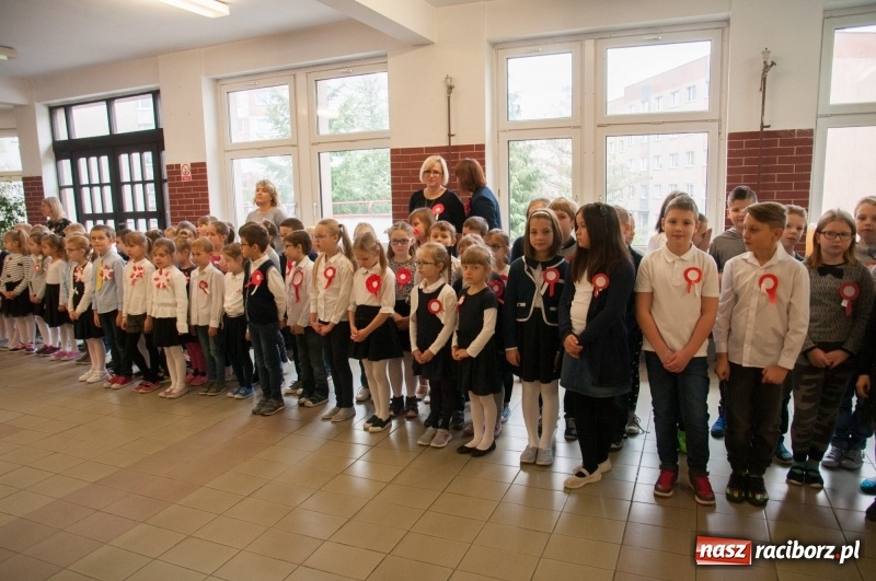 Zdjęcie w galerii na portalu naszraciborz.pl: Uwięziony ptak nie śpiewa… Uczniowie SP18 obchodzili Narodowe Święto Niepodległości wiadomości z regionu