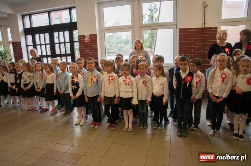 Zdjęcie w galerii na portalu naszraciborz.pl: Uwięziony ptak nie śpiewa… Uczniowie SP18 obchodzili Narodowe Święto Niepodległości wiadomości z regionu