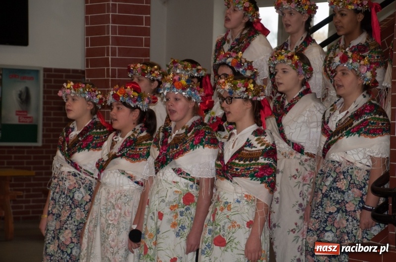 Zdjęcie w galerii na portalu naszraciborz.pl: Uwięziony ptak nie śpiewa… Uczniowie SP18 obchodzili Narodowe Święto Niepodległości wiadomości z regionu