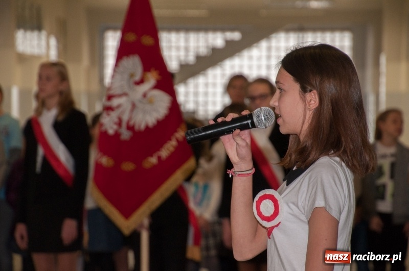Zdjęcie w galerii na portalu naszraciborz.pl: Uwięziony ptak nie śpiewa… Uczniowie SP18 obchodzili Narodowe Święto Niepodległości wiadomości z regionu