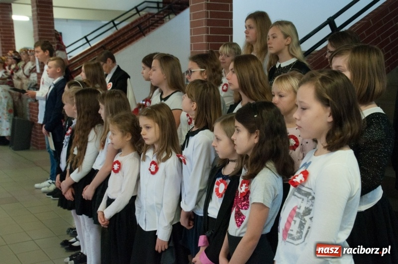 Zdjęcie w galerii na portalu naszraciborz.pl: Uwięziony ptak nie śpiewa… Uczniowie SP18 obchodzili Narodowe Święto Niepodległości wiadomości z regionu
