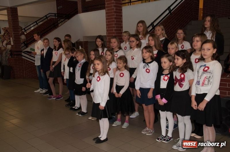 Zdjęcie w galerii na portalu naszraciborz.pl: Uwięziony ptak nie śpiewa… Uczniowie SP18 obchodzili Narodowe Święto Niepodległości wiadomości z regionu