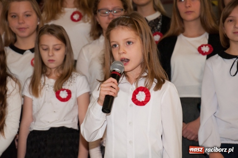 Zdjęcie w galerii na portalu naszraciborz.pl: Uwięziony ptak nie śpiewa… Uczniowie SP18 obchodzili Narodowe Święto Niepodległości wiadomości z regionu