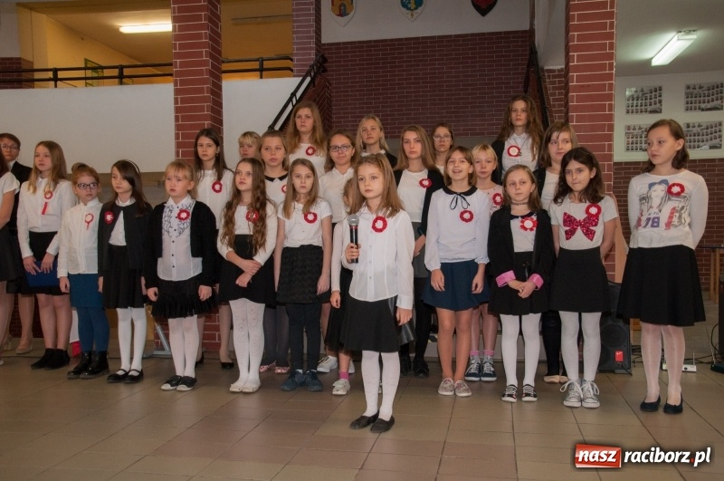 Zdjęcie w galerii na portalu naszraciborz.pl: Uwięziony ptak nie śpiewa… Uczniowie SP18 obchodzili Narodowe Święto Niepodległości wiadomości z regionu