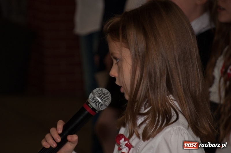 Zdjęcie w galerii na portalu naszraciborz.pl: Uwięziony ptak nie śpiewa… Uczniowie SP18 obchodzili Narodowe Święto Niepodległości wiadomości z regionu