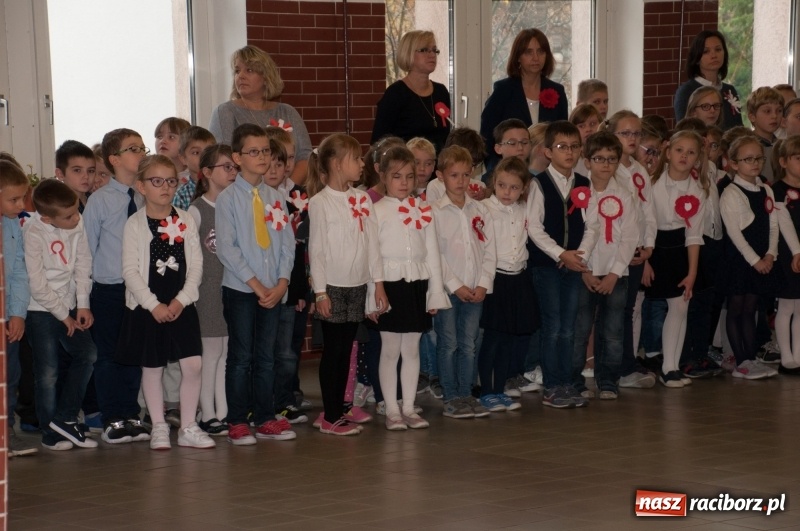 Zdjęcie w galerii na portalu naszraciborz.pl: Uwięziony ptak nie śpiewa… Uczniowie SP18 obchodzili Narodowe Święto Niepodległości wiadomości z regionu