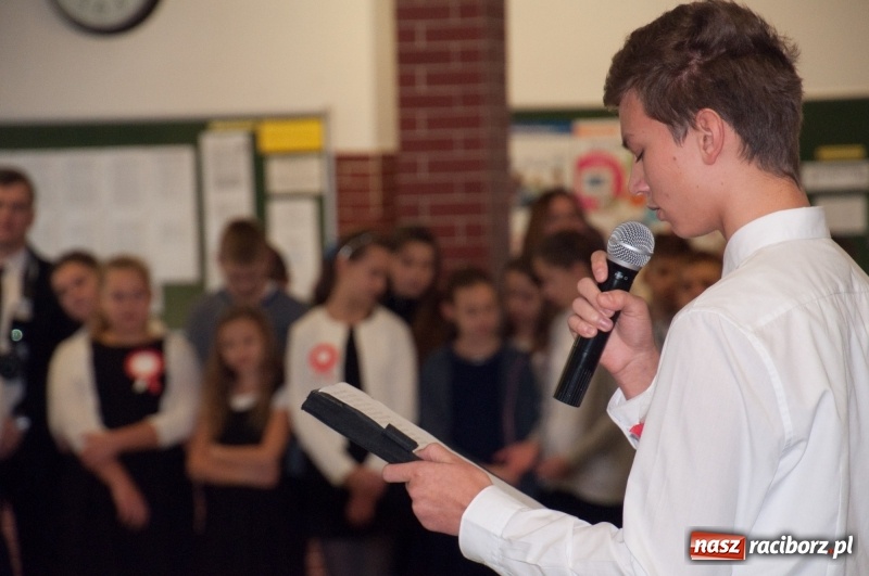 Zdjęcie w galerii na portalu naszraciborz.pl: Uwięziony ptak nie śpiewa… Uczniowie SP18 obchodzili Narodowe Święto Niepodległości wiadomości z regionu