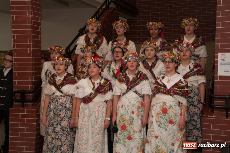 Zdjęcie w galerii na portalu naszraciborz.pl: Uwięziony ptak nie śpiewa… Uczniowie SP18 obchodzili Narodowe Święto Niepodległości wiadomości z regionu