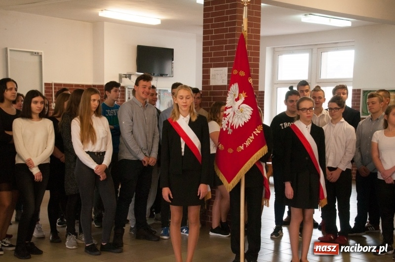 Zdjęcie w galerii na portalu naszraciborz.pl: Uwięziony ptak nie śpiewa… Uczniowie SP18 obchodzili Narodowe Święto Niepodległości wiadomości z regionu