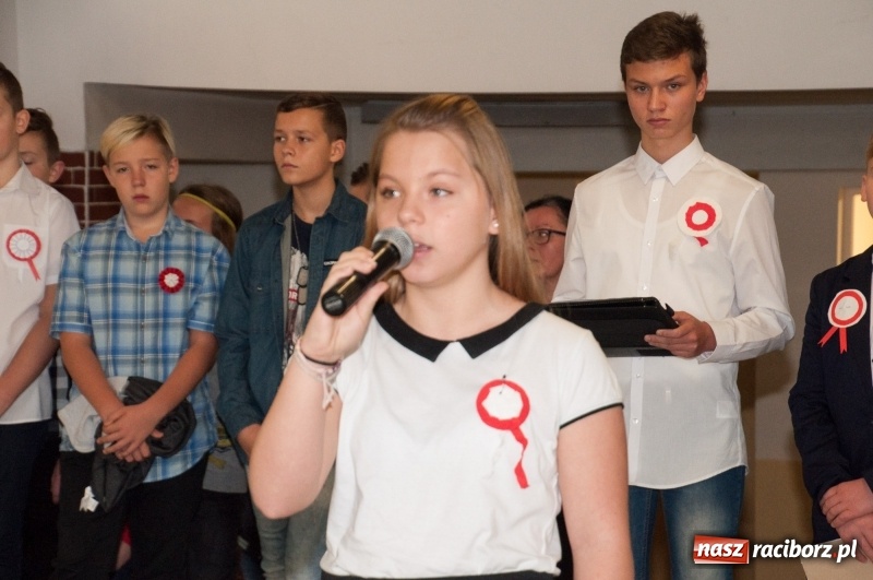 Zdjęcie w galerii na portalu naszraciborz.pl: Uwięziony ptak nie śpiewa… Uczniowie SP18 obchodzili Narodowe Święto Niepodległości wiadomości z regionu