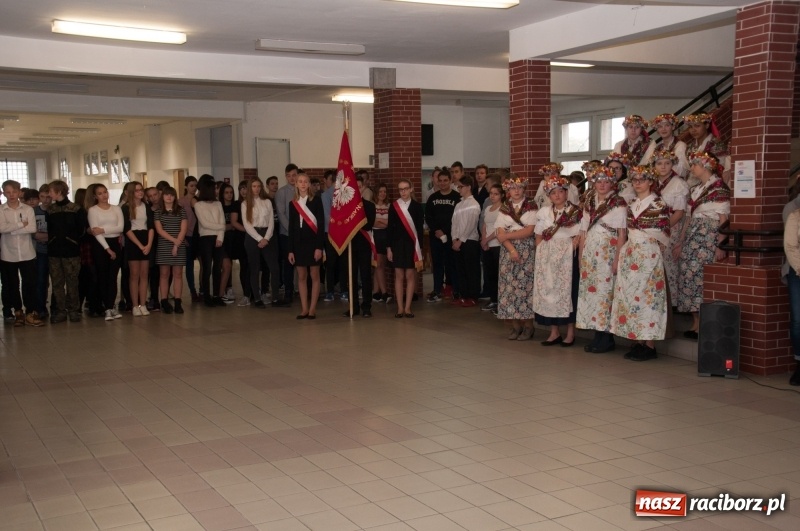 Zdjęcie w galerii na portalu naszraciborz.pl: Uwięziony ptak nie śpiewa… Uczniowie SP18 obchodzili Narodowe Święto Niepodległości wiadomości z regionu