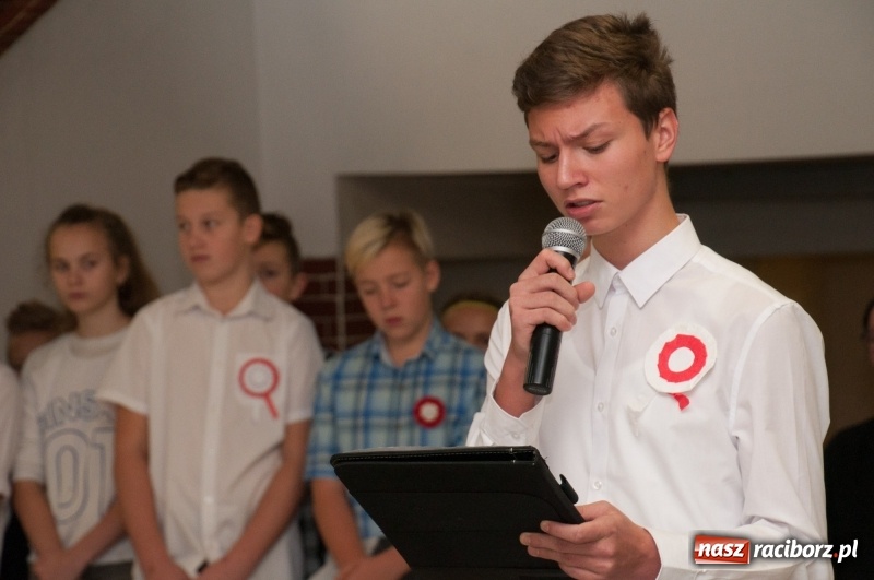 Zdjęcie w galerii na portalu naszraciborz.pl: Uwięziony ptak nie śpiewa… Uczniowie SP18 obchodzili Narodowe Święto Niepodległości wiadomości z regionu