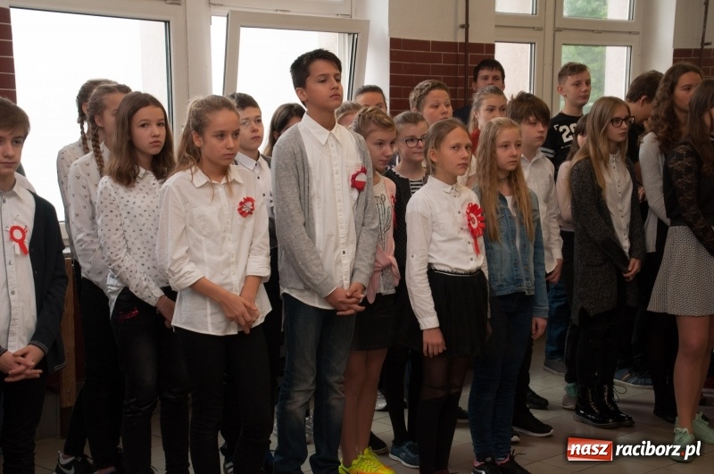 Zdjęcie w galerii na portalu naszraciborz.pl: Uwięziony ptak nie śpiewa… Uczniowie SP18 obchodzili Narodowe Święto Niepodległości wiadomości z regionu