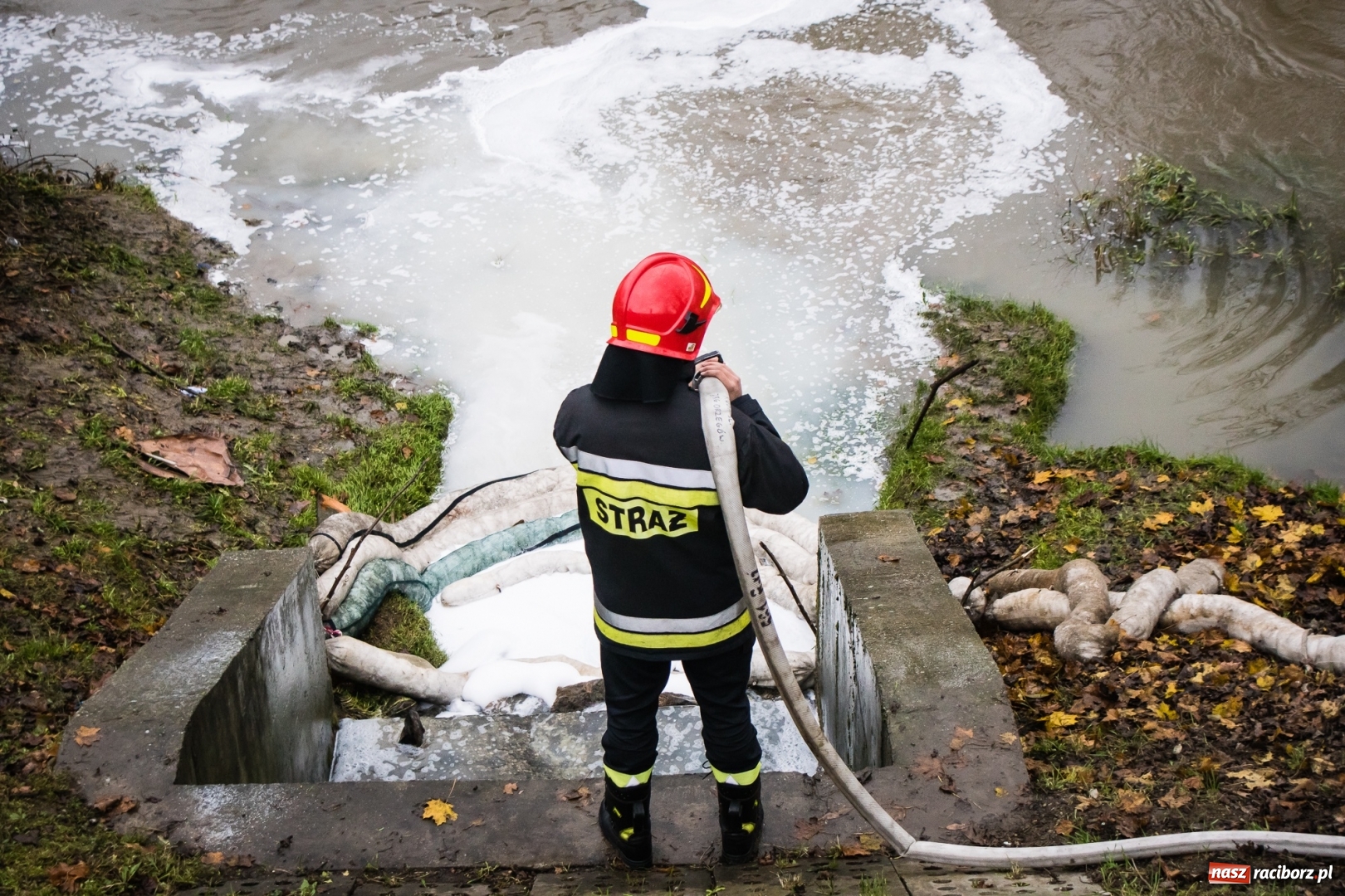 Zdjęcie w galerii na portalu naszraciborz.pl: Biała substancja w Odrze. Pochodziła z pobliskiej fabryki wiadomości z regionu