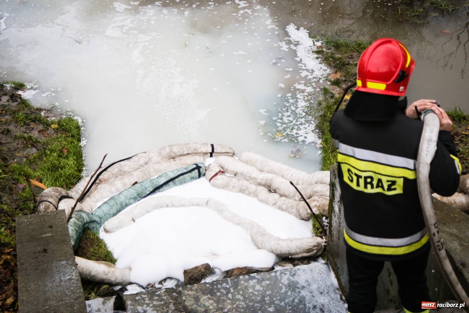 Zdjęcie w galerii na portalu naszraciborz.pl: Biała substancja w Odrze. Pochodziła z pobliskiej fabryki wiadomości z regionu
