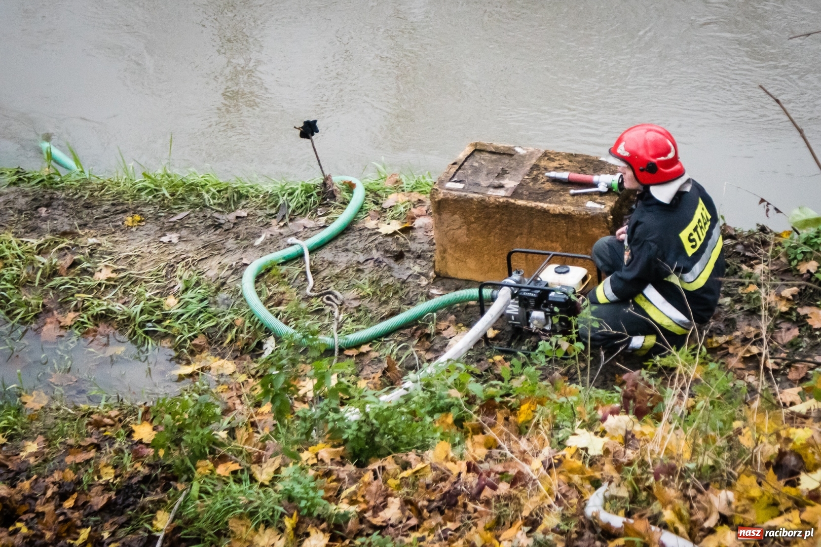 Zdjęcie w galerii na portalu naszraciborz.pl: Biała substancja w Odrze. Pochodziła z pobliskiej fabryki wiadomości z regionu