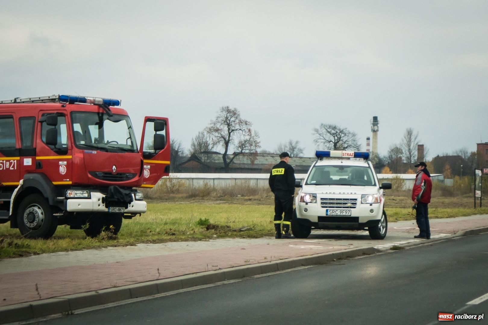 Zdjęcie w galerii na portalu naszraciborz.pl: Biała substancja w Odrze. Pochodziła z pobliskiej fabryki wiadomości z regionu