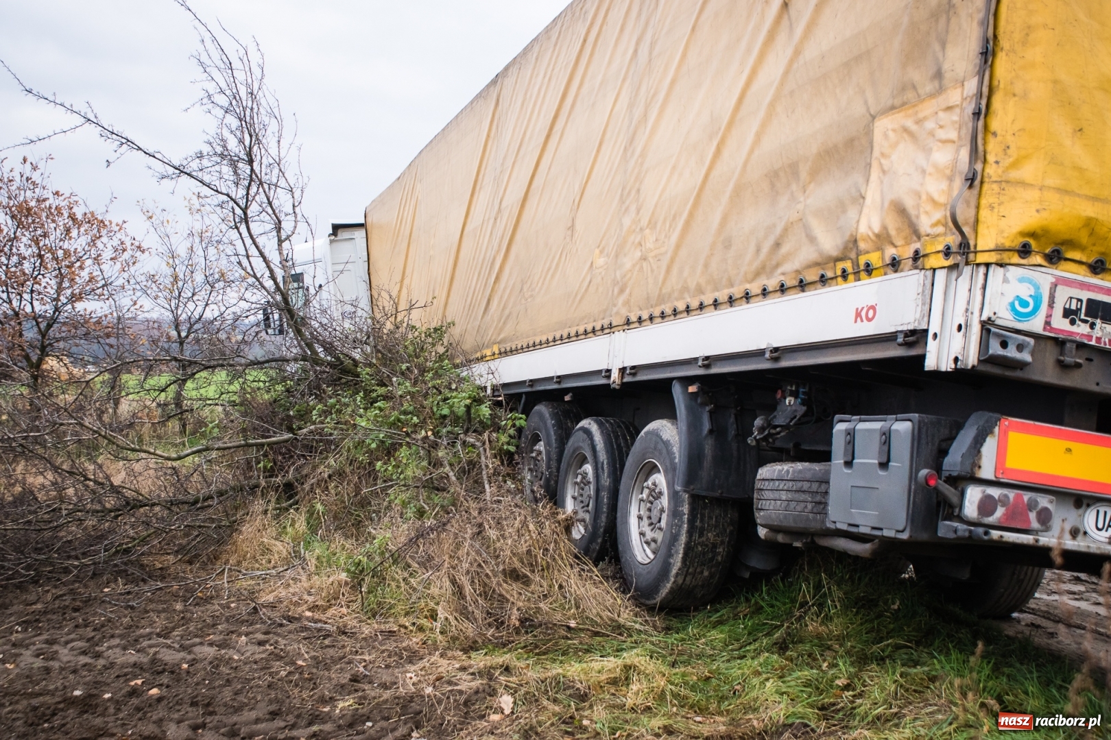 Zdjęcie w galerii na portalu naszraciborz.pl: Samochód ciężarowy utknął na polu wiadomości z regionu