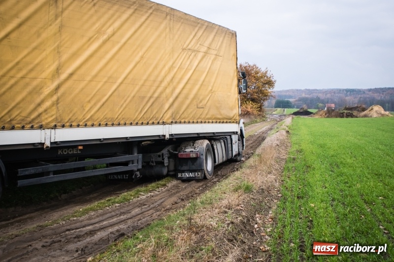 Zdjęcie w galerii na portalu naszraciborz.pl: Samochód ciężarowy utknął na polu wiadomości z regionu