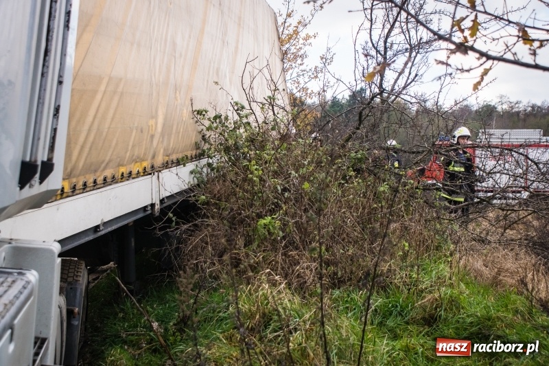 Zdjęcie w galerii na portalu naszraciborz.pl: Samochód ciężarowy utknął na polu wiadomości z regionu