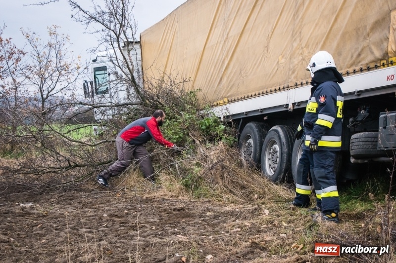 Zdjęcie w galerii na portalu naszraciborz.pl: Samochód ciężarowy utknął na polu wiadomości z regionu