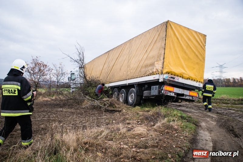 Zdjęcie w galerii na portalu naszraciborz.pl: Samochód ciężarowy utknął na polu wiadomości z regionu